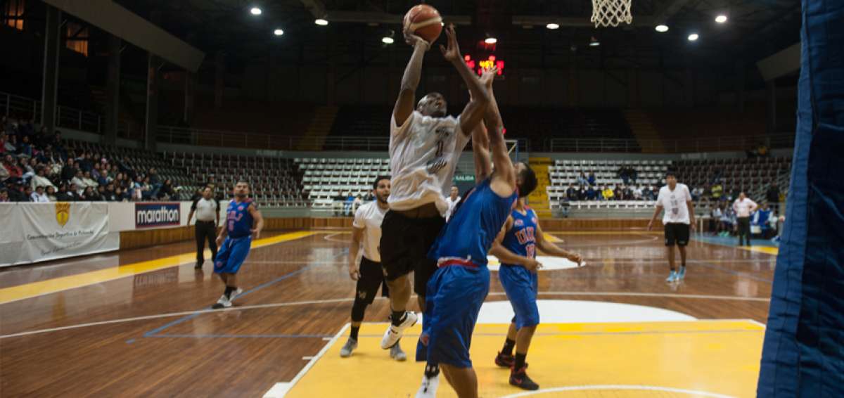 El norteamericano Glean William (con la pelota), de MS, es el encestador m&aacute;s efectivo del certamen. En 3 duelos concret&oacute; 65 puntos y 4 aros triples.    