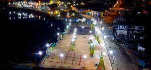Vista panor&aacute;mica nocturna del malec&oacute;n.