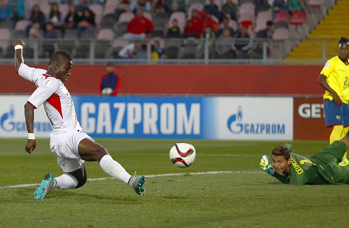 Boubacar Traore (izq.) empuja el bal&oacute;n a puerta, mientras el golero Jos&eacute; Cevallos observa la acci&oacute;n. Foto: AFP