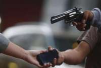 En Guayaquil, el delincuente le roba a mano armada frente a todos.  