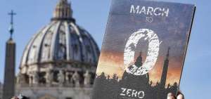 Los activistas de la Organizaci&oacute;n Global de V&iacute;ctimas se congregaron en la Plaza de San Pedro para exponer sobre los cr&iacute;menes.