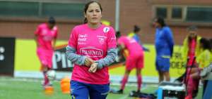 La directora t&eacute;cnica Vanessa Ar&aacute;uz observa las acciones, durante uno de los entrenamientos del combinado nacional en la Casa de la Selecci&oacute;n, en Quito.