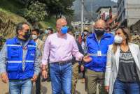 Alfredo Borrero, durante su recorrido por la zona afectada por el invierno en Quito