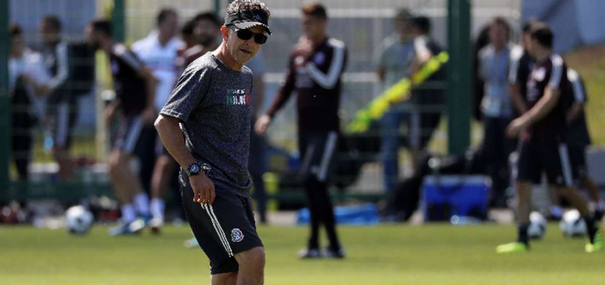 El colombiano Juan Carlos Osorio durante el &uacute;ltimo entrenamiento de M&eacute;xico, previo al duelo con Corea del Sur.