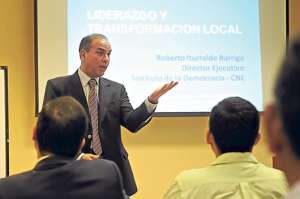 Funcionarios del Instituto de la Democracia y el CNE fueron los encargados de dictar el taller en Guayas. Hoy se replica el evento en Santa Elena. Foto: Miguel Castro.
