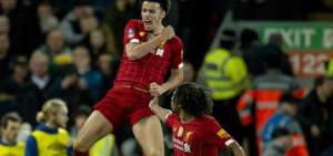 Curtis Jones del Liverpool celebra despu&eacute;s de marcar el primer gol Del partido de f&uacute;tbol de la tercera ronda de la Copa de Emiratos de Inglaterra entre Liverpool y Everton en Anfield.