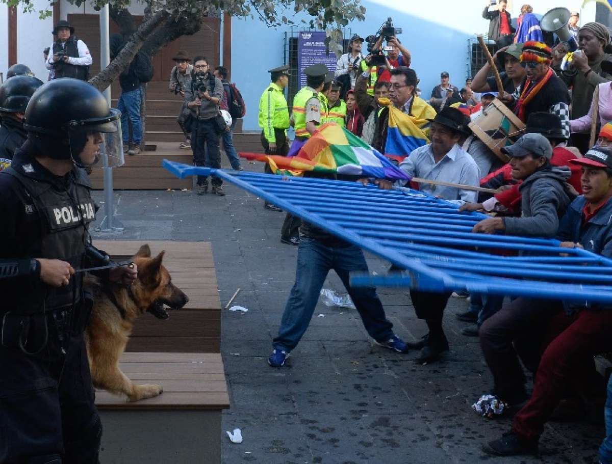 Momentos en que Salvador Quishpe (sombrero negro) junto a otros manifestantes agred&iacute;an a los polic&iacute;as con las vallas que se instalaron en el Centro Hist&oacute;rico de Quito. Foto: &Aacute;lvaro P&eacute;rez/El Tel&eacute;grafo