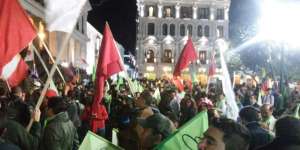 Los simpatizantes de PAIS realizan una vigilia en el Palacio de Carondelet. Foto: Cortes&iacute;a 