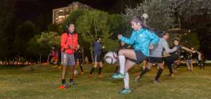 Viviana Lasinquiza (izq.), jugadora sub-16, y Amelia Due&ntilde;as (der.), sub-14, durante una pr&aacute;ctica de Espuce. 