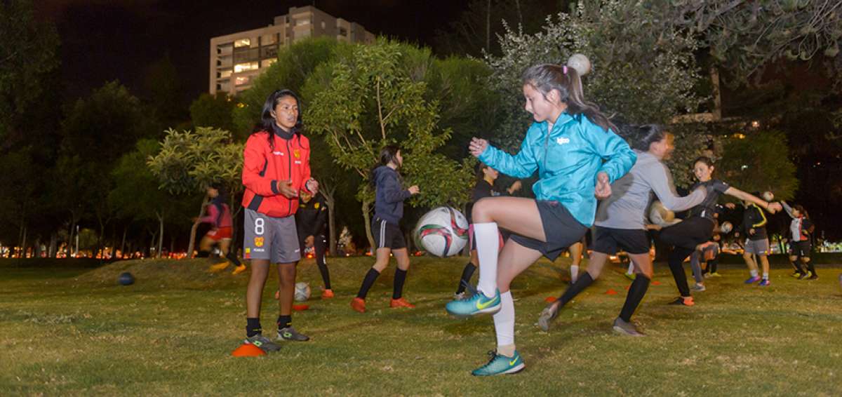 Viviana Lasinquiza (izq.), jugadora sub-16, y Amelia Due&ntilde;as (der.), sub-14, durante una pr&aacute;ctica de Espuce. 