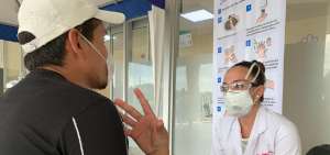 Una de las psic&oacute;logas de la casa de salud escucha a uno de los pacientes a fin de evitar la depresi&oacute;n por la situaci&oacute;n del covid.