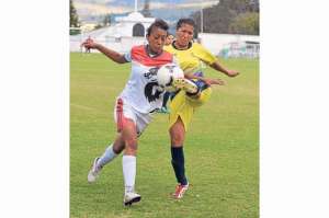 Lorena Borja (der.), de Espuce, intenta arrebatar el bal&oacute;n a Lily Cagua, de la U. San Francisco. Foto: Miguel Jim&eacute;nez | El Tel&eacute;grafo