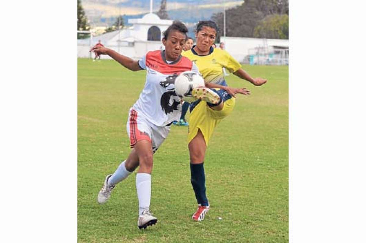 Lorena Borja (der.), de Espuce, intenta arrebatar el bal&oacute;n a Lily Cagua, de la U. San Francisco. Foto: Miguel Jim&eacute;nez | El Tel&eacute;grafo