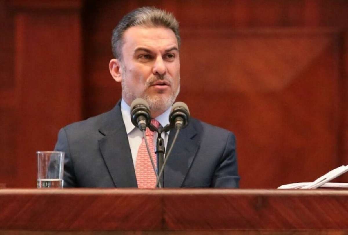 En Ecuador, Serrano mantiene una orden de prisión por el asesinato de Fernando Villavicencio.