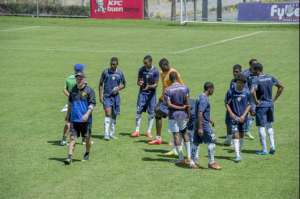 Pablo Repetto, entrenador del Independiente, junto a sus dirigidos durante el amistoso ante El Nacional. Foto: Fernando Sandoval