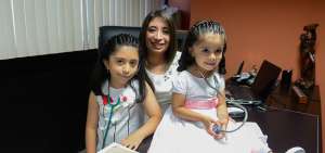 Thais, Cristina y Giulliana juegan en el consultorio m&eacute;dico de su madre, en el Hospital de los Valles.