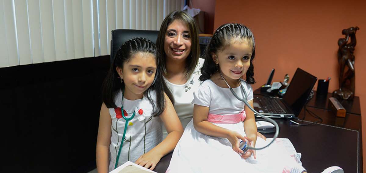 Thais, Cristina y Giulliana juegan en el consultorio m&eacute;dico de su madre, en el Hospital de los Valles.