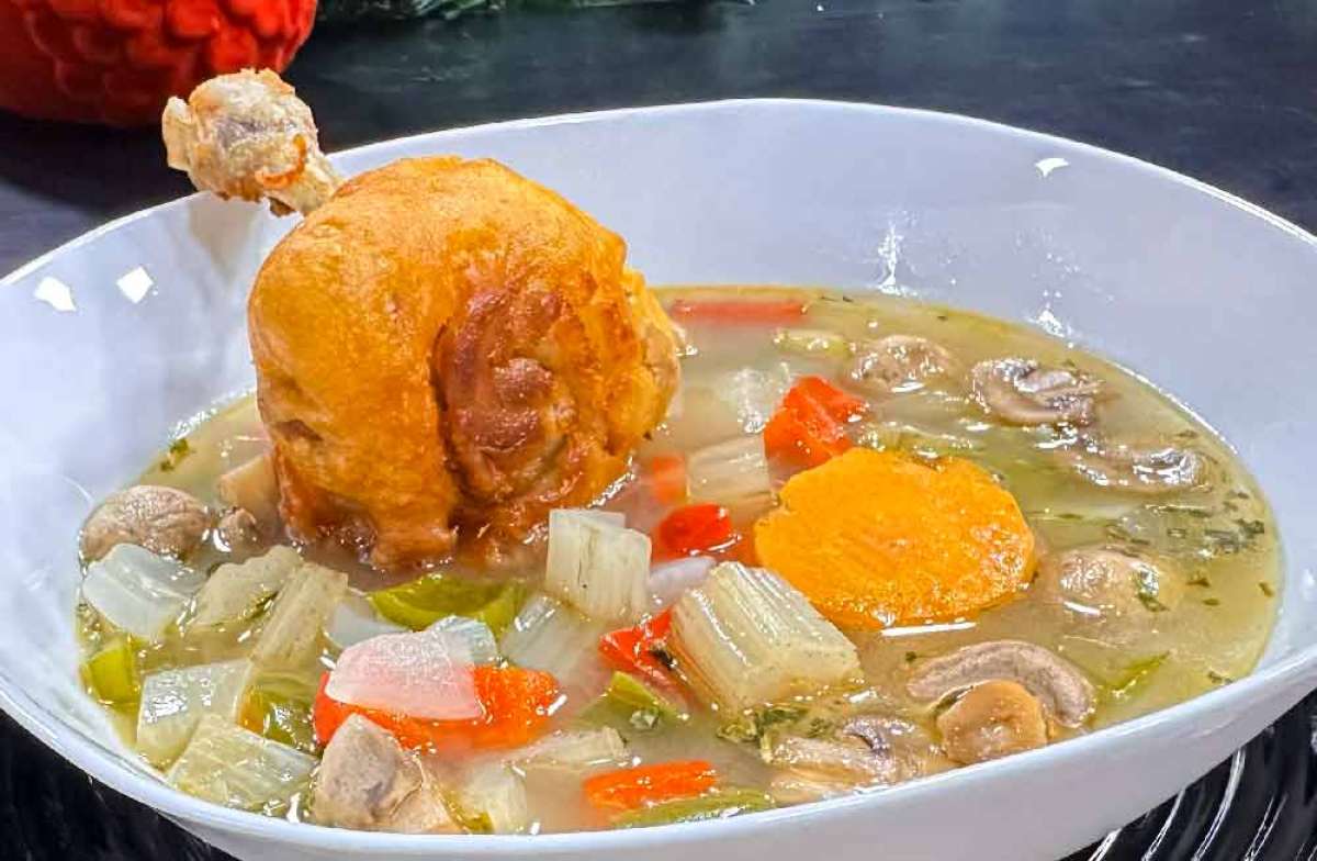 Sopa de Bu&ntilde;uelos con Pollo