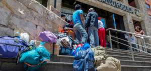 En los exteriores del Ministerio de Salud, varios profesionales se acercaron para prestar servicios voluntarios.