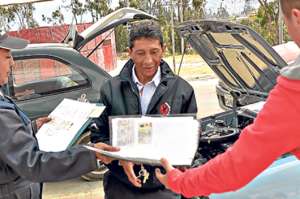 El trabajo del Municipio de Ambato en cuanto al tr&aacute;nsito inici&oacute; con la matriculaci&oacute;n y revisi&oacute;n vehicular que se efectu&oacute; en el sur de la capital tungurahuense. Foto: Roberto Ch&aacute;vez / El Tel&eacute;grafo