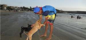 Expertos recomiendan ba&ntilde;ar al perro luego de que este se meta al mar.