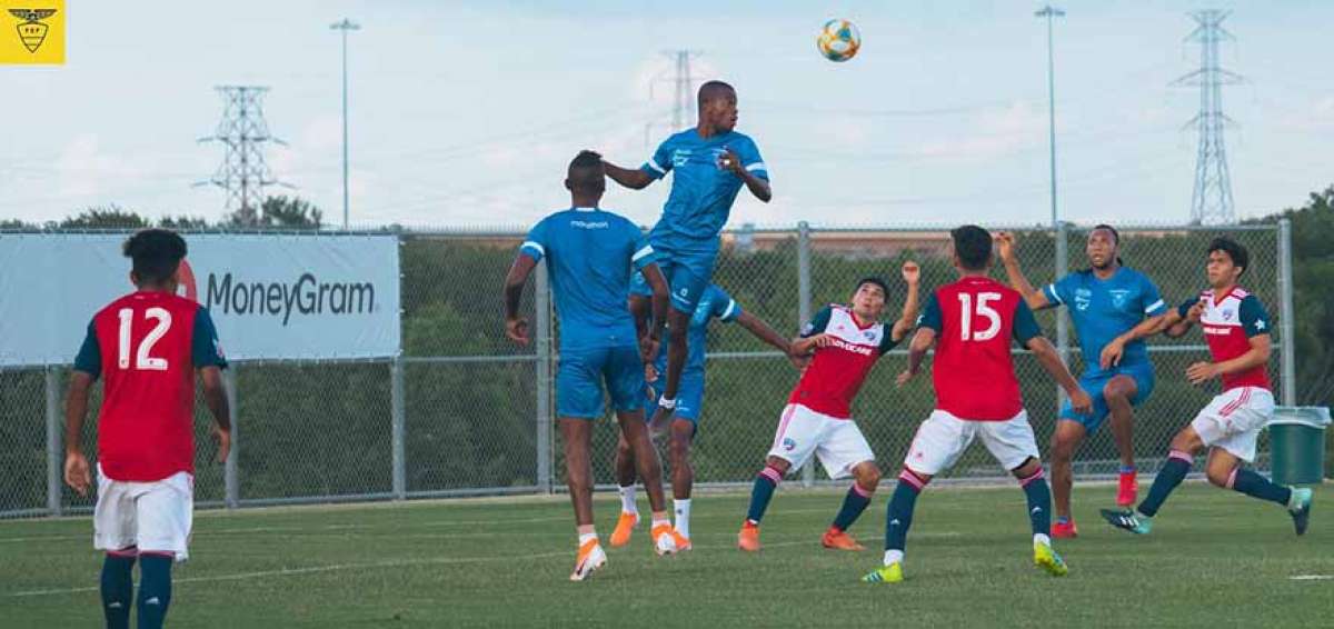 El delantero &Eacute;nner Valencia se eleva para rematar de cabeza, durante un cotejo de preparaci&oacute;n que jug&oacute; Ecuador ante el equipo sub-20 de Dallas Burn.