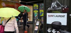 Se trata de dos anuncios visibles estos d&iacute;as en las calles de Par&iacute;s, en plena Semana de la Moda. 