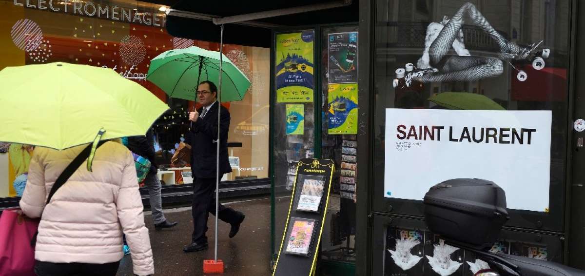 Se trata de dos anuncios visibles estos d&iacute;as en las calles de Par&iacute;s, en plena Semana de la Moda. 