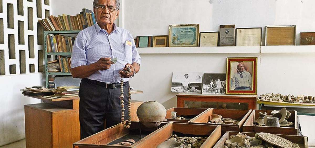 Don Julio Viteri M. es un amante de la arqueolog&iacute;a, actividad que aprendi&oacute; de su padre cuando lo acompa&ntilde;aba a desenterrar alguna tola para hallar m&aacute;s piezas.  