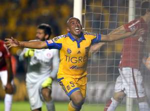 El volante uruguayo Egidio Ar&eacute;valo R&iacute;os festeja la tercera diana del &lsquo;Felino&rsquo; y su tercer tanto en la Copa Libertadores de 2015. Tigres fue mejor y mereci&oacute; ganar. Foto: AFP