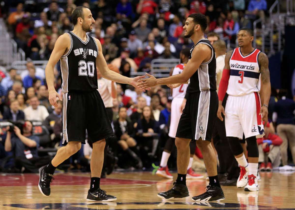 Emanuel Ginobili (i.) celebra con uno de sus compa&ntilde;eros una anotaci&oacute;n. Foto: AFP