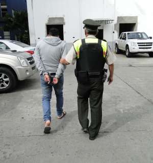El sospechoso fue trasladado a la Unidad de Flagrancia de Guayaquil. Foto: Cortes&iacute;a / Polic&iacute;a Nacional
