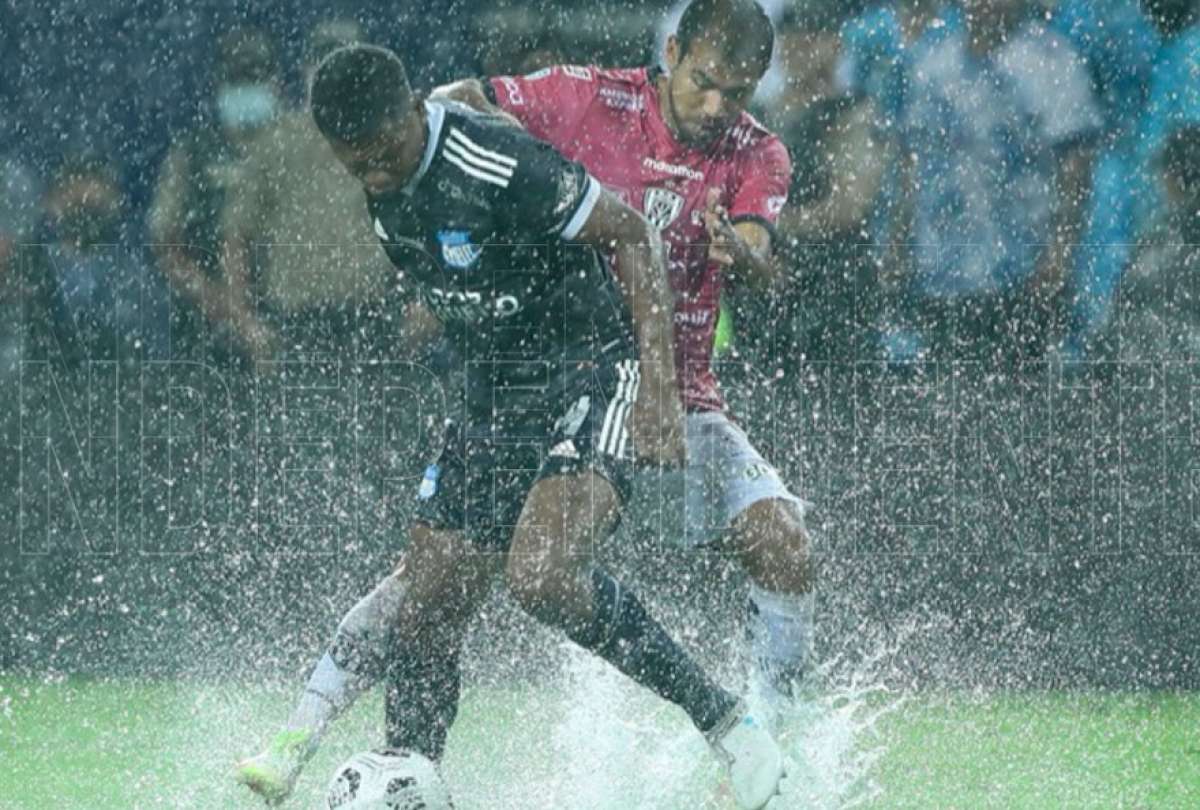 &Aacute;rbitro Augusto Arag&oacute;n fue quien tom&oacute; la decisi&oacute;n de no aplazar por lluvia a la final de LigaPro