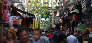 El mercado popular Uruguaiana, de R&iacute;o de Janeiro, se llen&oacute; de banderas de Brasil. Los comerciantes aprovechan el Mundial de Rusia para subir sus ventas.