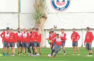 Chile llama a 16 seleccionados que militan en el exterior