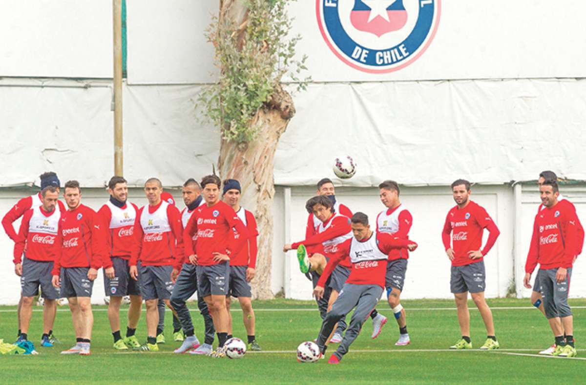 Chile llama a 16 seleccionados que militan en el exterior