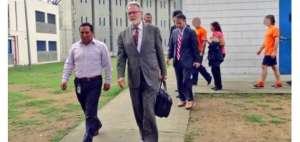 El juez federal John O&rsquo; Sullivan despu&eacute;s de participar de la audiencia. Le siguen los norteamericanos privados de libertad. Foto: Ministerio de Justicia