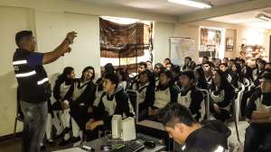 Agentes de Antinarc&oacute;ticos dictan charlas en varios establecimientos sobre los peligros del consumo y venta de estupefacientes. Foto: Cortes&iacute;a