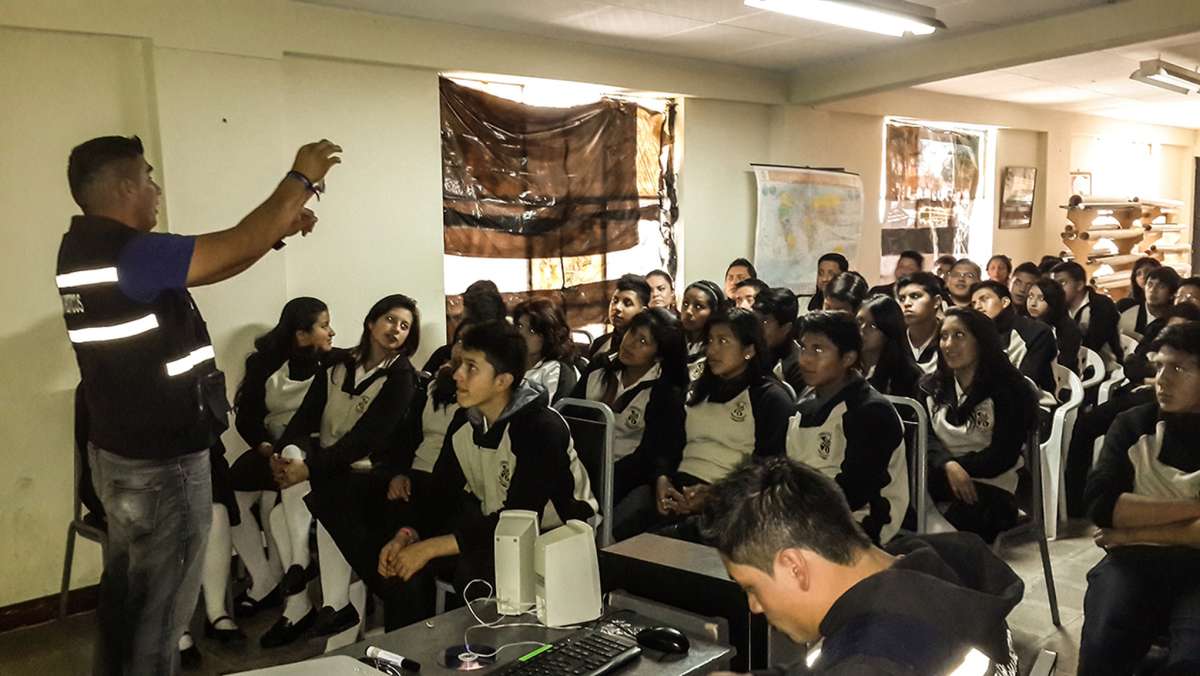 Agentes de Antinarc&oacute;ticos dictan charlas en varios establecimientos sobre los peligros del consumo y venta de estupefacientes. Foto: Cortes&iacute;a