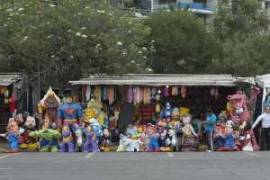 En el parque La Carolina, en el norte de Quito, en su mayor&iacute;a se comercializan monigotes de cart&oacute;n. Foto: John Guevara/ EL TEL&Eacute;GRAFO 
