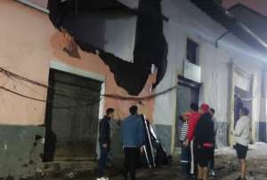 Parte frontal de vivienda colapsó en el Centro Histórico de Quito