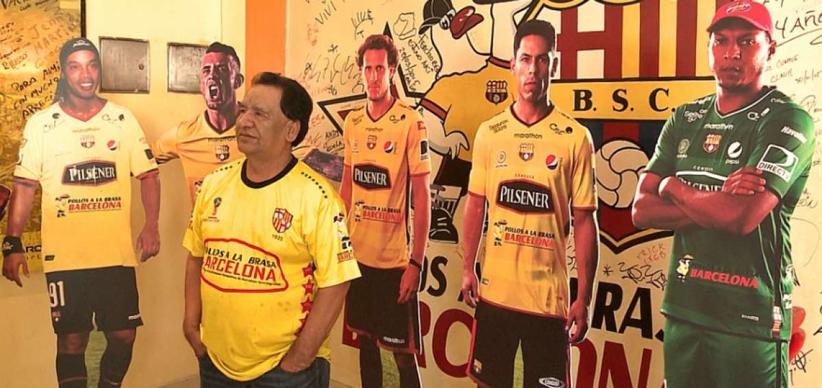 &Aacute;ngel Encalada es el propietario del asadero Barcelona, donde hay una galer&iacute;a de la historia del &Iacute;dolo porte&ntilde;o.