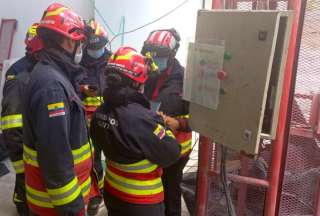 Un elevador montacargas se cayó dentro de una edificación en Quito y dejó cinco fallecidos