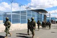 Militares custodian la cárcel de Cotopaxi. 