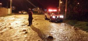 Las inundaciones en algunas zonas fueron por el taponamiento de alcantarillas.