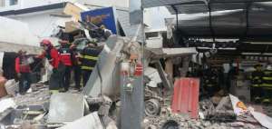 Los bomberos act&uacute;an en el lugar de la explosi&oacute;n.