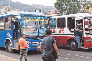 Las competencias en las calles entre conductores para ganar pasajeros no han desaparecido a pesar de la implementaci&oacute;n de la Caja com&uacute;n, aseguran los habitantes de la capital. Foto: John Guevara/ El Tel&eacute;grafo