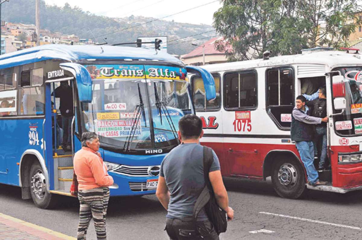 Las competencias en las calles entre conductores para ganar pasajeros no han desaparecido a pesar de la implementaci&oacute;n de la Caja com&uacute;n, aseguran los habitantes de la capital. Foto: John Guevara/ El Tel&eacute;grafo