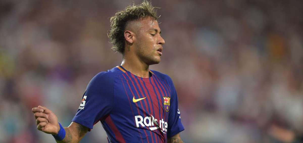 Neymar aterriza en Barcelona en silencio sobre su futuro