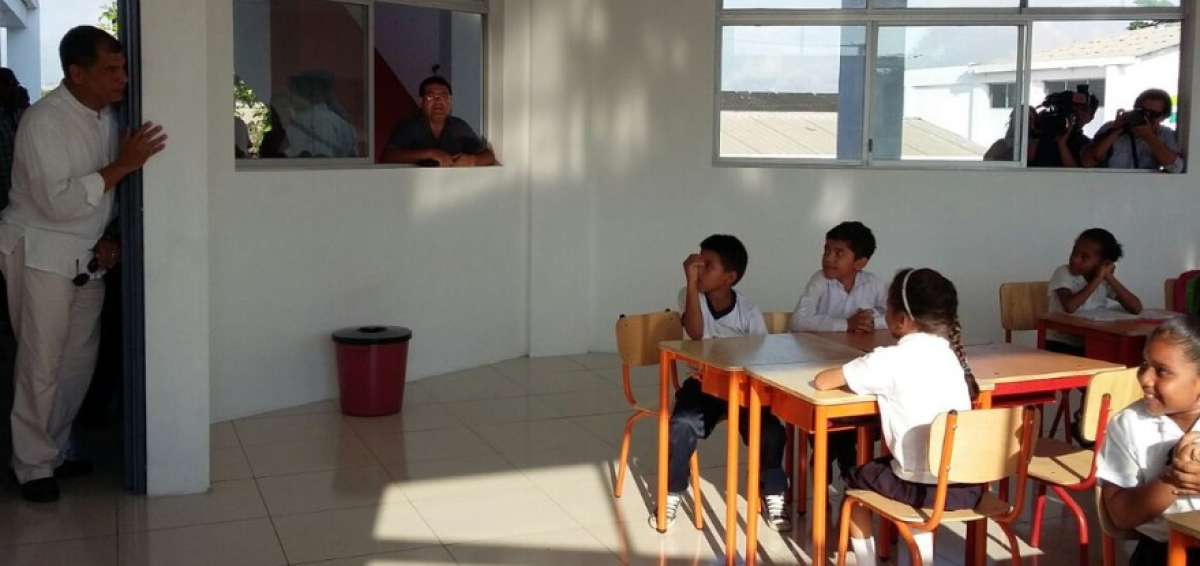 Presidente Correa inaugura unidad educativa repotenciada en la Isla Trinitaria